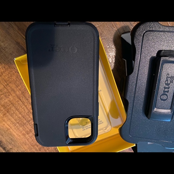New in box Otterbox phone case with removable clip in black - Picture 3 of 3